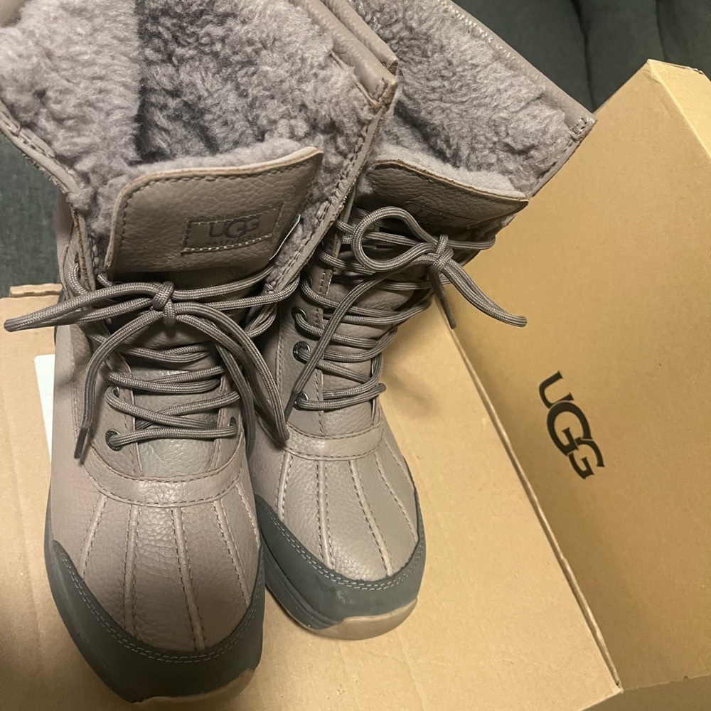 UGG Women Adirondack Snow Boots III - Gray